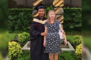 Foto Wisuda Bersama Papan Foto Almarhum Sang Ibu, Sarjana Asal Filipina Sentuh Hati Netizen