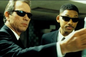 Liam Neeson Bergabung dengan Chris Hemsworth dalam Spinoff 'Men in Black'