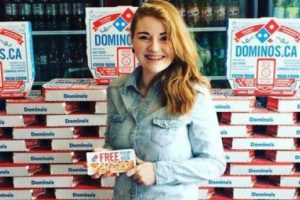 Wanita Ini Mendapatkan Vocher Makan Pizza Gratis Selama 1 Tahun!