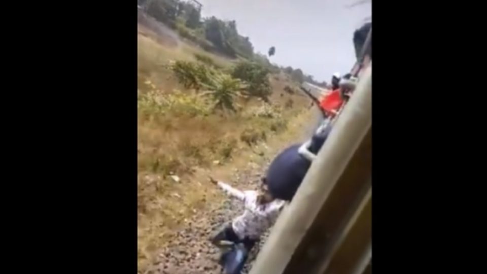 Demi Konten TikTok, Seorang Pria India Nyaris Tewas Terlindas Kereta Api