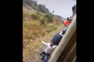 Demi Konten TikTok, Seorang Pria India Nyaris Tewas Terlindas Kereta Api