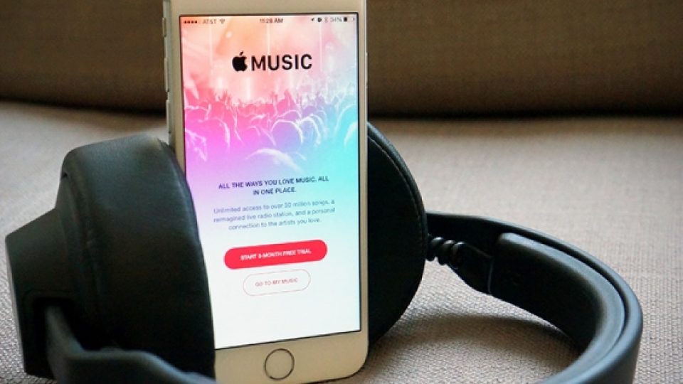 Apple Music Rambah Playstore! Tanda Apple Kalah Bersaing?