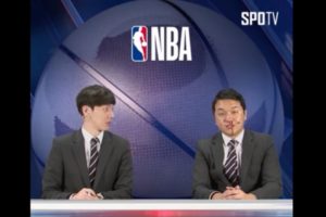 Kocak! Pembawa Berita Olahraga Ini Mimisan di Tengah-Tengah Siaran Tapi Terus Bekerja Seolah Tak Terjadi Apa-Apa