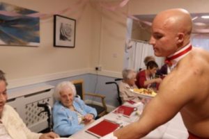 Para Pelayan di Rumah Jompo Ini Kekar Berotot dan Hanya Mengenakan Celemek