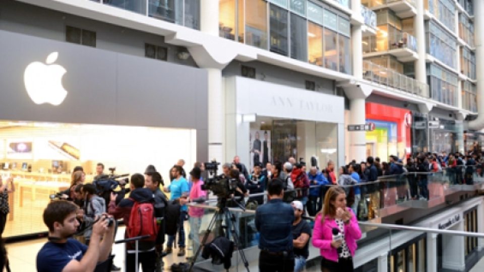 Demi iPhone 7, Fans Apple Rela Antre dan Kemah di Depan Apple Store