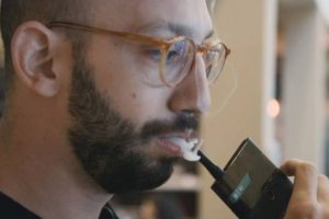 Unik! Ponsel Ini Bisa Dijadikan Sebagai Rokok Elektrik