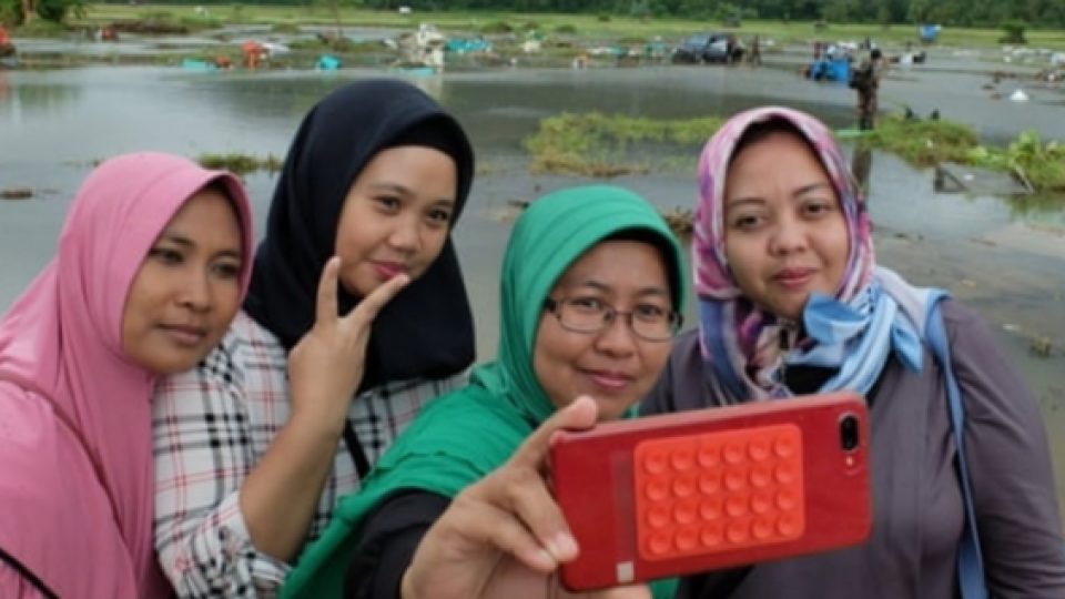 Tren Selfie di Lokasi Bencana, Pantas atau Tidak?