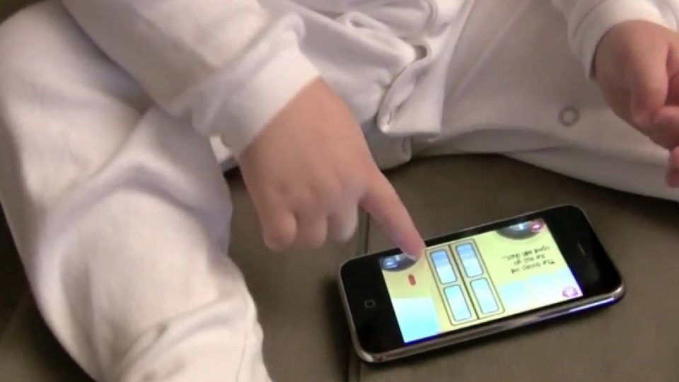 Ironis! Demi iPhone, Orang Tua di China Rela Jual Bayinya!