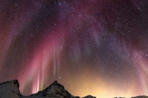 Pemandangan Menakjubkan dari Aurora Borealis yang Jarang Terlihat