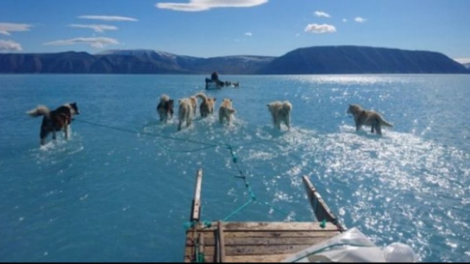Fenomena 'Berjalan di Permukaan Laut' Ini Sebenarnya Adalah Hasil Genangan Es di Greenland yang Meleleh Terlalu Dini