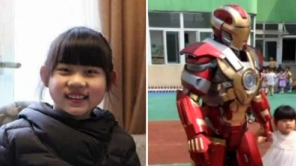 Putrinya Disebut Pembohong Oleh Teman-Temannya, Pria Ini Datang Ke Sekolah Mengenakan Armor Iron Man