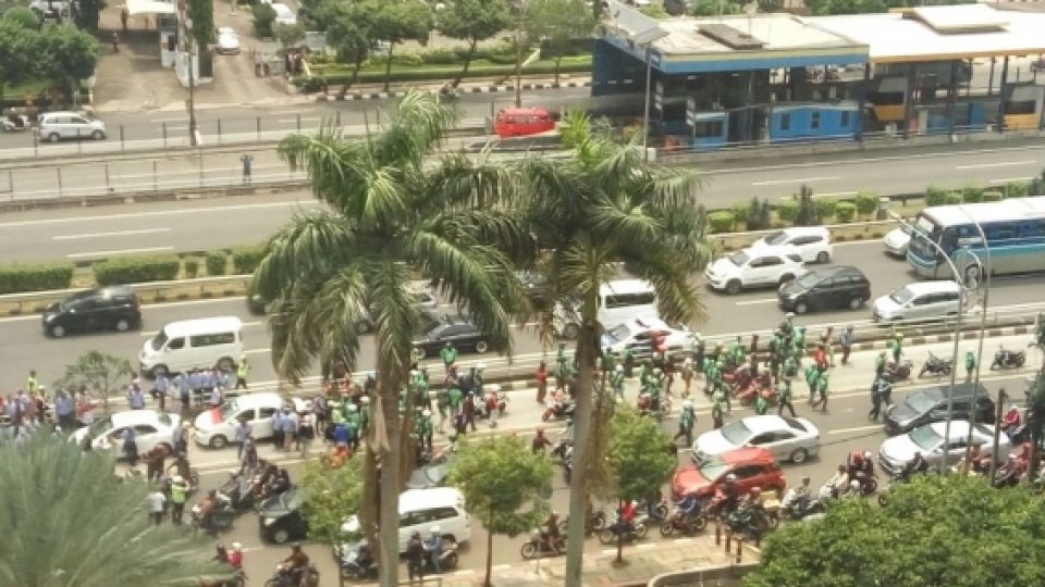 Tawuran Tak Terhindarkan Antara Supir Blue Bird dan Driver Go-Jek