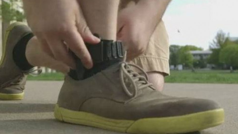 Isi Baterai Smartphone Cukup Pakai Sol Sepatu!