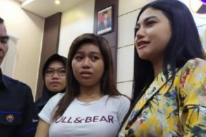 Dua Wanita Seksi yang Viral Keramas Sambil Naik Motor di Mojokerto Kini Berhadapan Dengan Sanksi Pidana