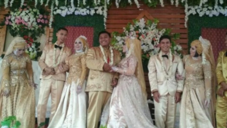 Viral Seorang Ibu dan Tiga Putri Kandungnya Menikah Bersamaan di Lapangan Sepakbola di Ciamis