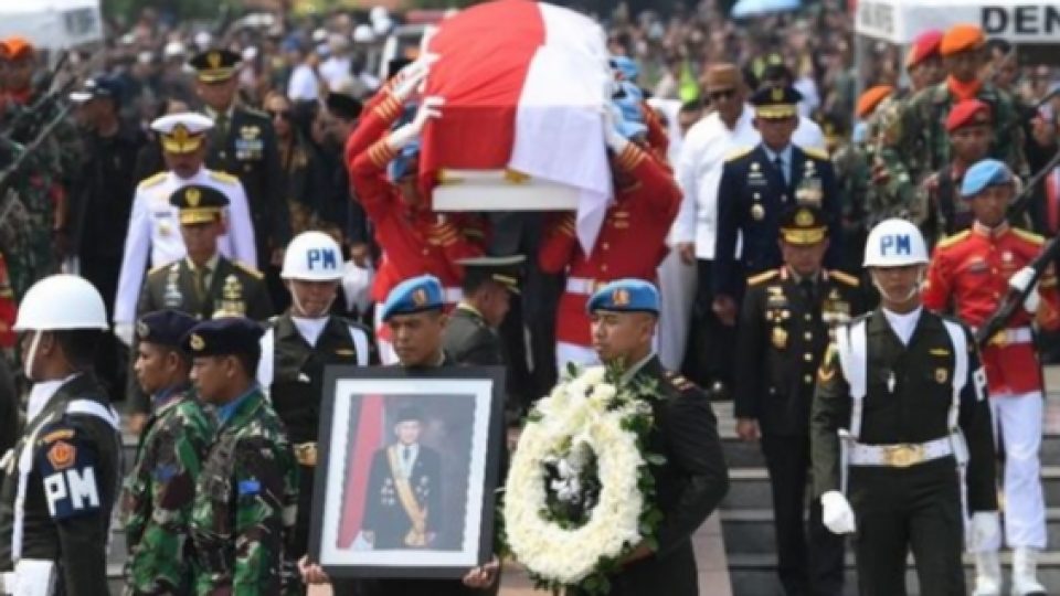 Warga dan Tokoh-tokoh Nasional Mengiringi Kepergian B.J. Habibie