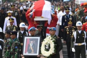 Warga dan Tokoh-tokoh Nasional Mengiringi Kepergian B.J. Habibie