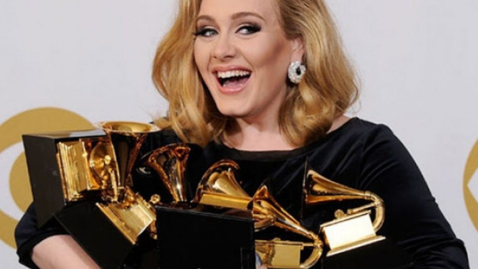 Ternyata Adele Gemar Pandangi Pialanya Saat BAB