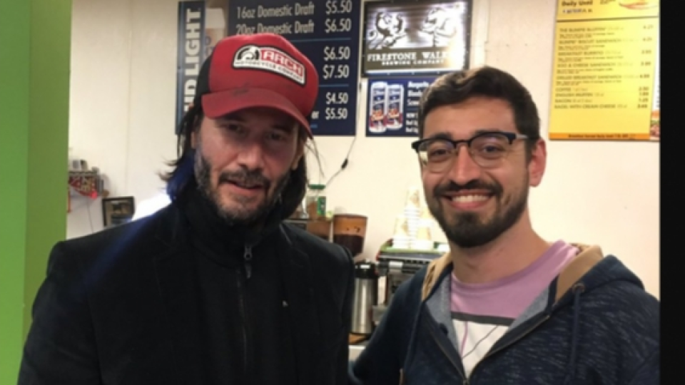 Pesawatnya Terpaksa Mendarat Darurat, Keanu Reeves Ajak Penumpang Lain Lanjutkan Perjalanan Naik Mobil Bersama