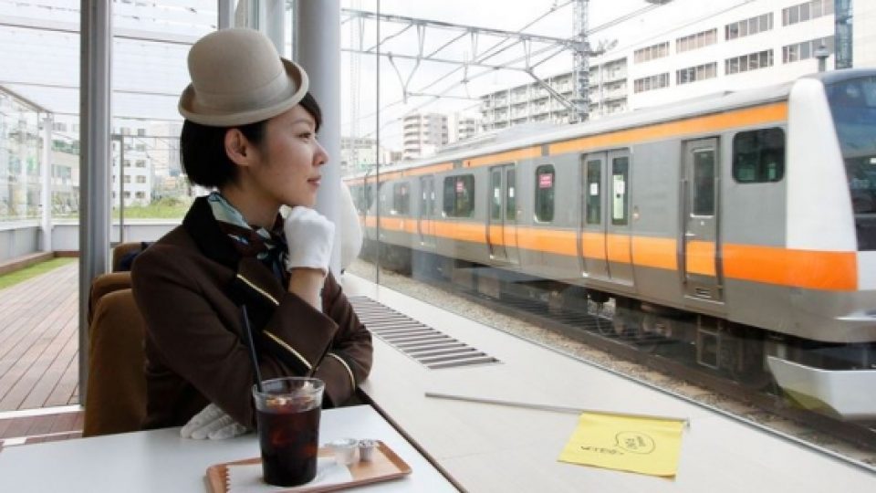 Uji Nyali! Menikmati Makanan Diantara Rel Kereta Api