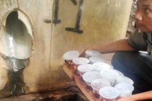 Pedagang di Monas Manfaatkan Air Tetesan Kereta Api Untuk Berjualan