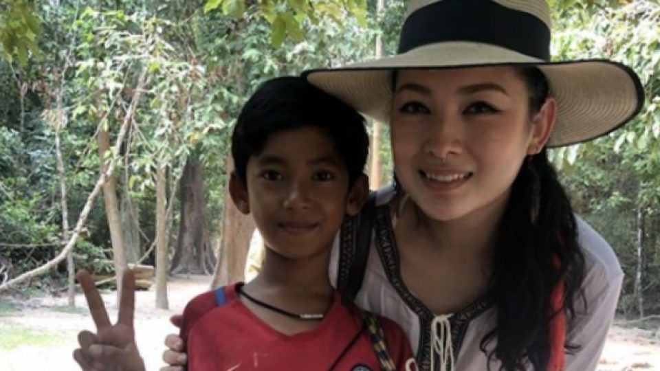 Seorang Bocah Penjual Suvenir di Kamboja Viral Karena Bisa Berbicara dalam Lebih dari 10 Bahasa