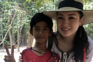 Seorang Bocah Penjual Suvenir di Kamboja Viral Karena Bisa Berbicara dalam Lebih dari 10 Bahasa