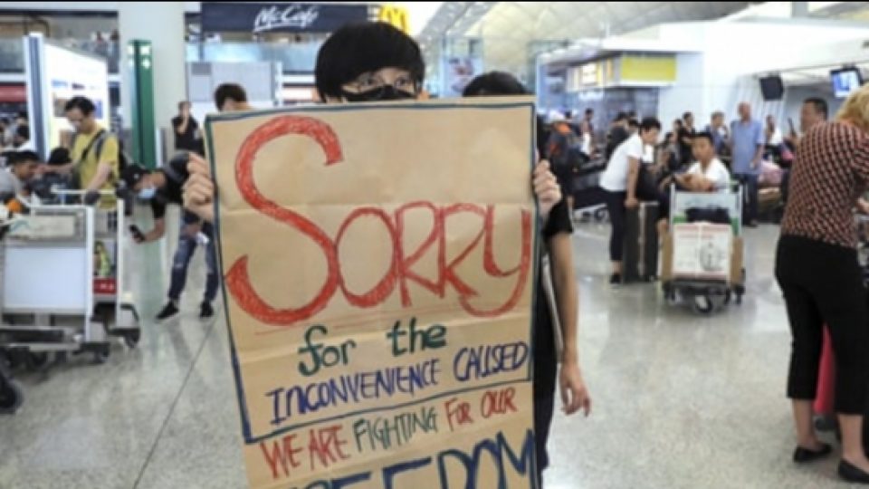 Kekacauan Politik  Hong Kong, Bandara Diblokir Ratusan Massa Pengunjuk Rasa, Perekonomian Turut Anjlok
