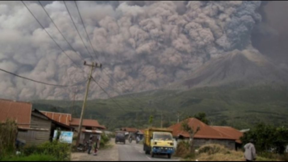 Gunung Sinabung Muntahkan Abu Vulkanik Setinggi 7 Km