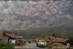 Gunung Sinabung Muntahkan Abu Vulkanik Setinggi 7 Km