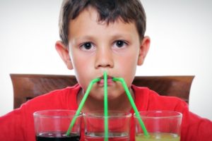 Hati-hati, Minum Memakai Sedotan Bisa Menimbulkan Penuaan Dini!