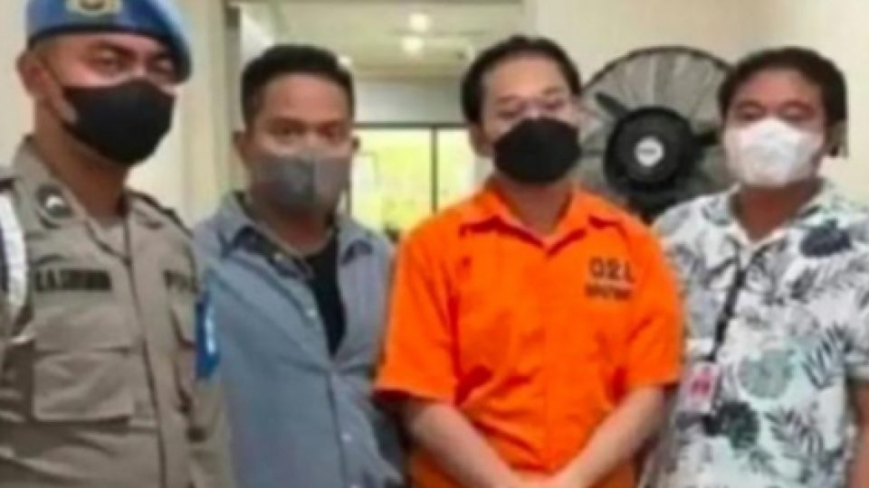 Foto Indra Kenz Mengenakan Baju Tahanan Beredar di Media Sosial dan Jadi Sorotan Warganet