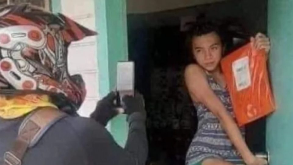 Berpose Unik Saat Menerima Paket Jadi Tren di Filipina