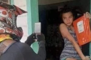 Berpose Unik Saat Menerima Paket Jadi Tren di Filipina