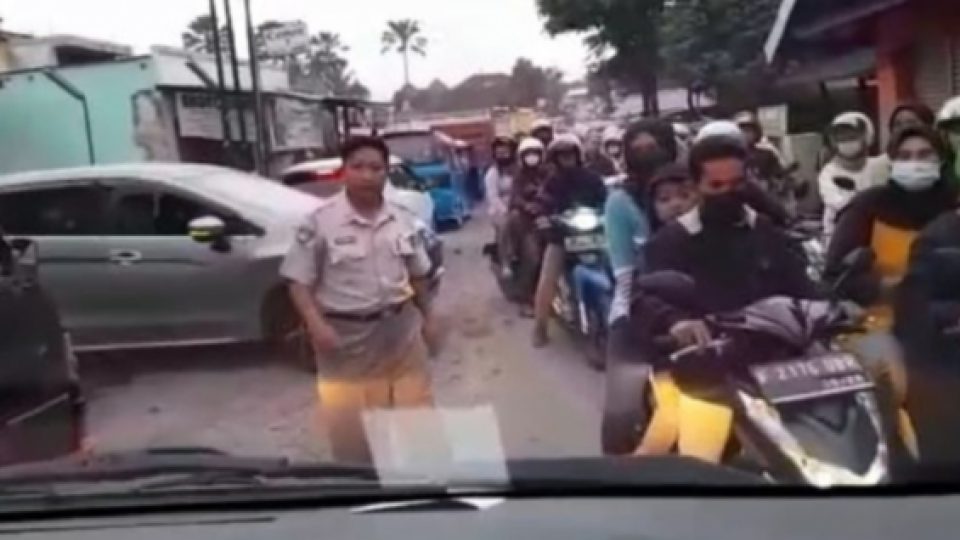 Viral Pria Ngaku Polisi Hadang Ambulans yang Tengah Bawa Pasien di Sukabumi, Cek Faktanya!