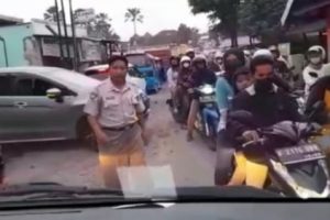 Viral Pria Ngaku Polisi Hadang Ambulans yang Tengah Bawa Pasien di Sukabumi, Cek Faktanya!