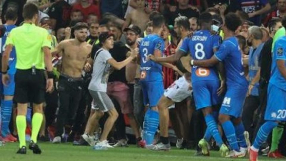 Laga Nice vs. Marseille Berujung Kerusuhan, Suporter Turun ke Lapangan dan Baku Hantam dengan Pemain serta Staff