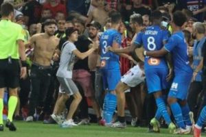 Laga Nice vs. Marseille Berujung Kerusuhan, Suporter Turun ke Lapangan dan Baku Hantam dengan Pemain serta Staff