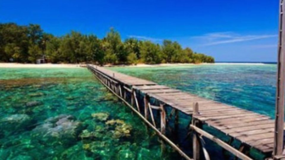 Ratusan Wisatawan Terjebak di Karimunjawa Karena Cuaca Buruk BIkin Kapal Tak Bisa Mendekat