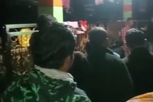 Warga Desa Salukepopo di Sulbar Kepung Rumah Kades Buntut dari Unggahan Ujaran Kebencian Terhadap Suku Daerah