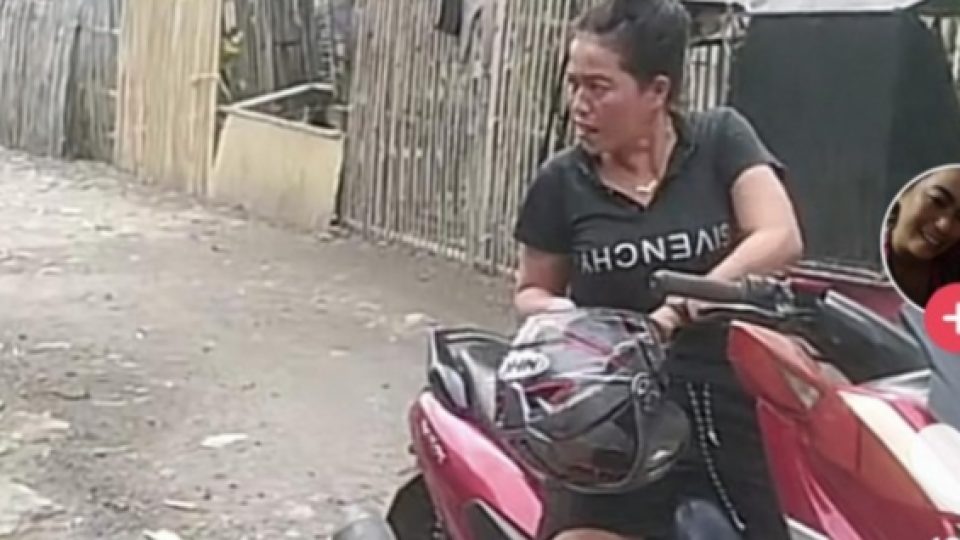 Ibu-ibu di Sidrap Dijemput Polisi Usai Bikin Konten TikTok Hoaks Ditilang Karena Pakai Sandal Jepit
