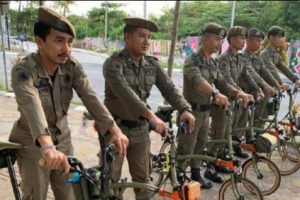 Heboh Satpol PP Makassar Kendarai Sepeda Brompton