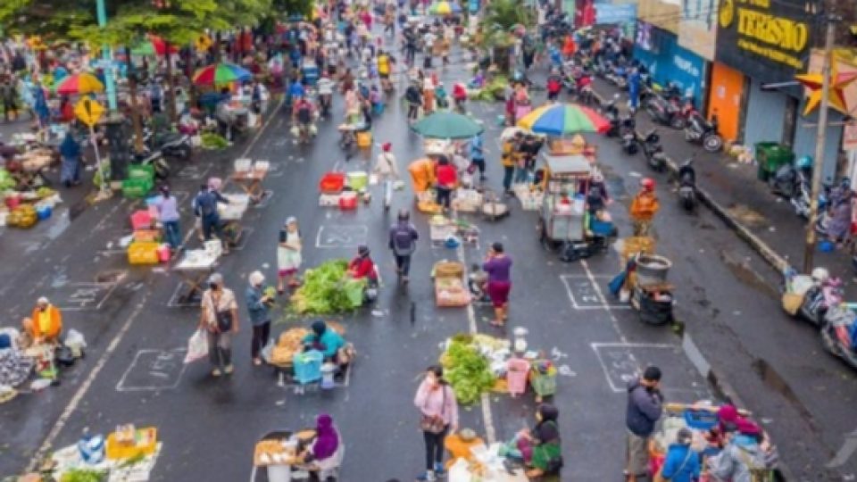 Terapkan Physical Distancing, Pasar Pagi Salatiga Jadi Elok dan Rapi Dipandang