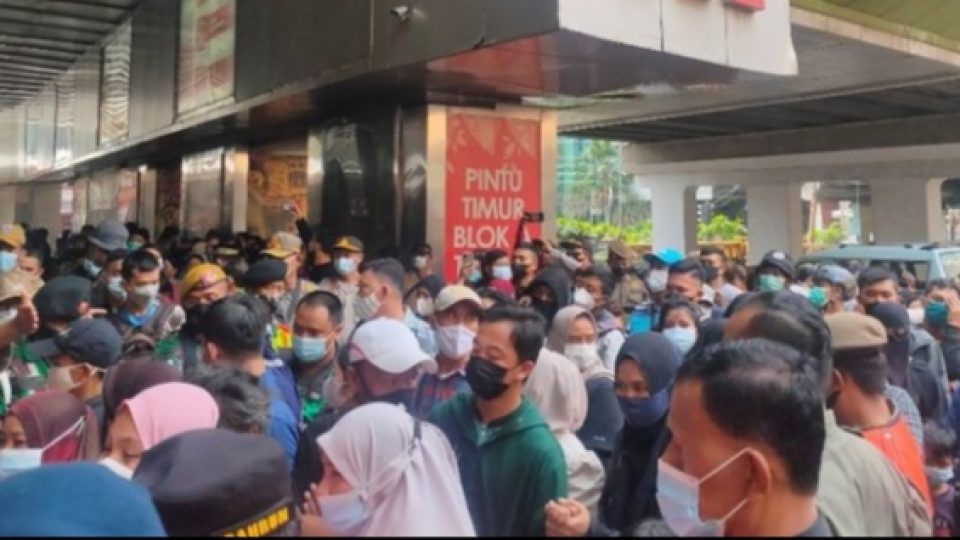 Pengunjung Padati Pasar Tanah Abang, Aparat Butuh Tambahan Pasukan Untuk Tegakkan Protokol Kesehatan