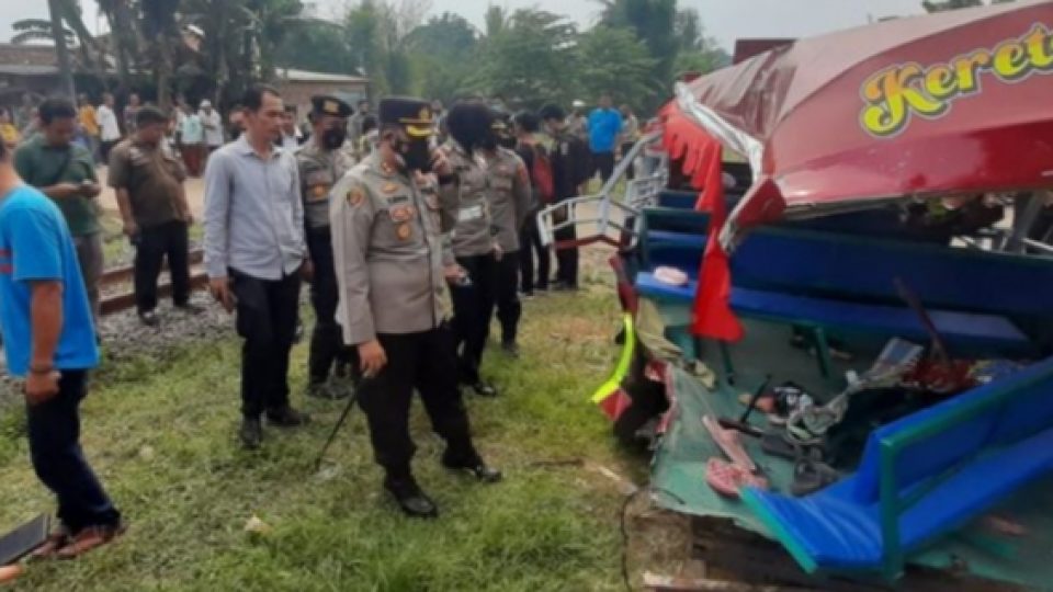 Odong-Odong Tertabrak Kereta di Serang, Banten, Menewaskan 9 Penumpang