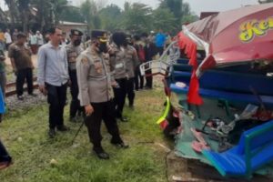 Odong-Odong Tertabrak Kereta di Serang, Banten, Menewaskan 9 Penumpang