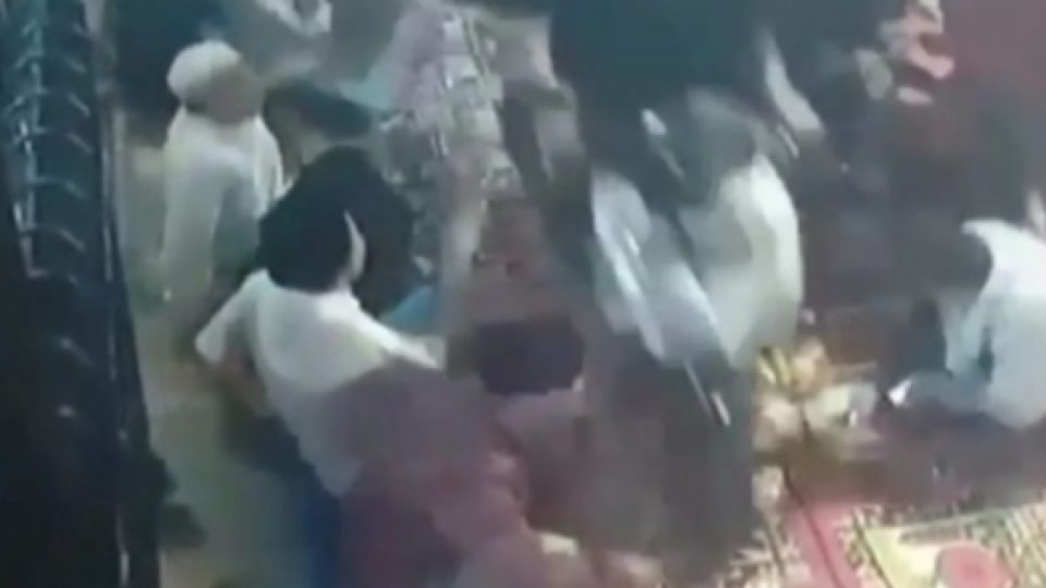 Viral Video Motor Melintas di Tengah Acara Pengajian Hingga Lindas Sajian Makanan, Ternyata Warga Sendiri