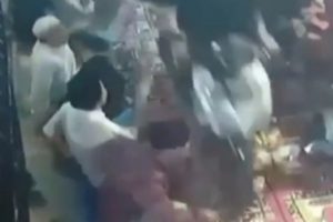 Viral Video Motor Melintas di Tengah Acara Pengajian Hingga Lindas Sajian Makanan, Ternyata Warga Sendiri