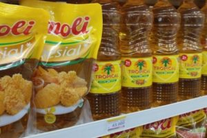 Tipu Puluhan Pedagang Minyak Goreng, Seorang Ibu Rumah Tangga di Garut Ditangkap Polisi