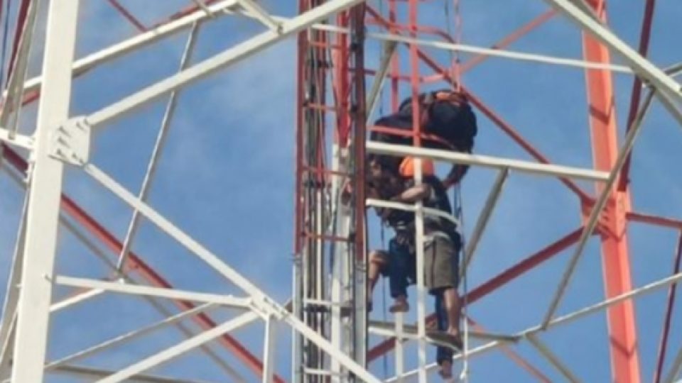 Teriakan 'I Love You' Dari Mantan Membuat Pria Probolinggo Batal Bunuh Diri Setelah Panjat Tower 80 Meter